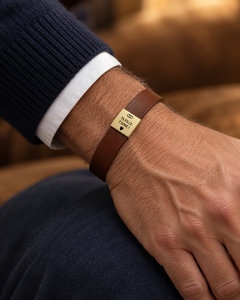Bracelet marron porté au poignet d'un père