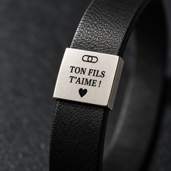 Gros plan sur la plaque gravée « Ton fils t'aime »