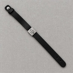 Bracelet noir déployé à plat
